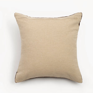 Capa de almofada decorativa no tamanho 50x50 cm confeccionada em veludo premium de toque extremamente macio com fechamento em zíper invisível, proporciona excelente sustentação e maciez, transformando qualquer espaço em um refúgio acolhedor.