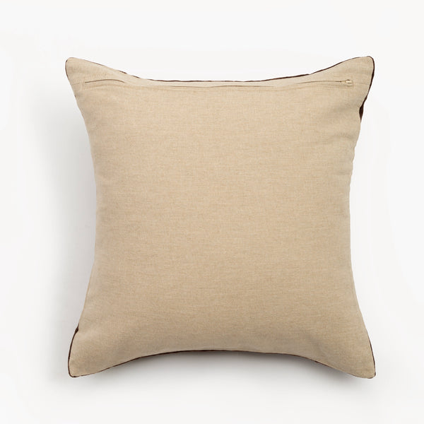Capa de almofada decorativa no tamanho 50x50 cm confeccionada em veludo premium de toque extremamente macio com fechamento em zíper invisível, proporciona excelente sustentação e maciez, transformando qualquer espaço em um refúgio acolhedor.