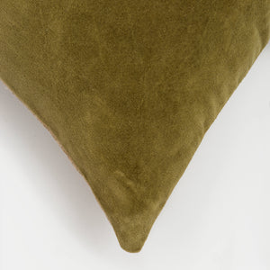 Capa de almofada decorativa no tamanho 50x50 cm na cor verde confeccionada em veludo premium de toque extremamente macio com fechamento em zíper invisível, traz um equilíbrio visual aconchegante que harmoniza facilmente com diferentes estilos de decoração.