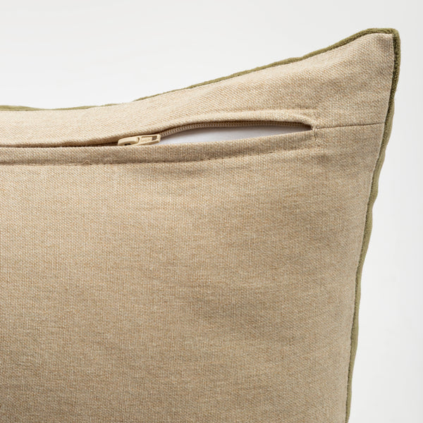 Capa de almofada decorativa no tamanho 50x50 cm na cor verde confeccionada em veludo premium de toque extremamente macio com fechamento em zíper invisível, perfeito para criar composições personalizadas e adicionar um toque de sofisticação ao ambiente.