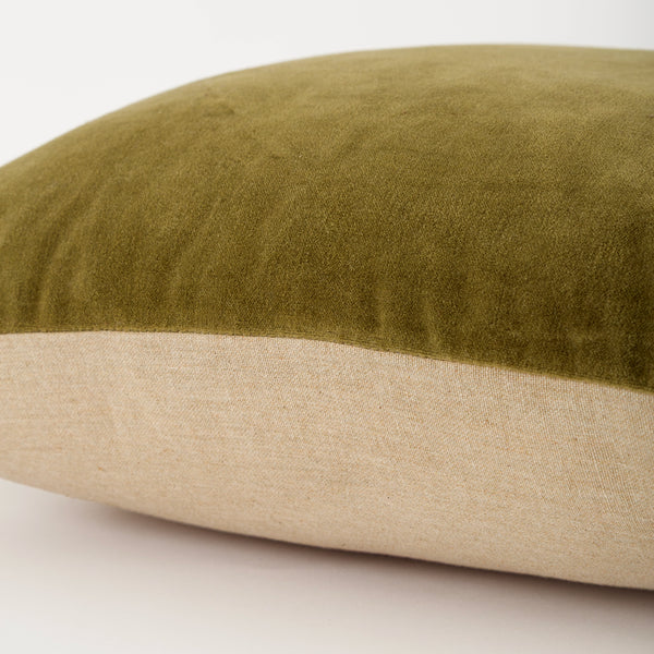 Capa de almofada decorativa no tamanho 50x50 cm na cor verde confeccionada em veludo premium de toque extremamente macio com fechamento em zíper invisível, essencial para trazer aconchego e renovar a decoração de salas ou quartos com elegância.