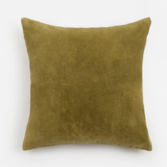 Capa de almofada decorativa no tamanho 50x50 cm na cor verde confeccionada em veludo premium de toque extremamente macio com fechamento em zíper invisível, perfeito para valorizar poltronas ou camas com uma proposta de design têxtil autêntico e refinado.
