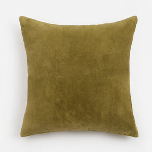 Capa de almofada decorativa no tamanho 50x50 cm na cor verde confeccionada em veludo premium de toque extremamente macio com fechamento em zíper invisível, perfeito para valorizar poltronas ou camas com uma proposta de design têxtil autêntico e refinado.