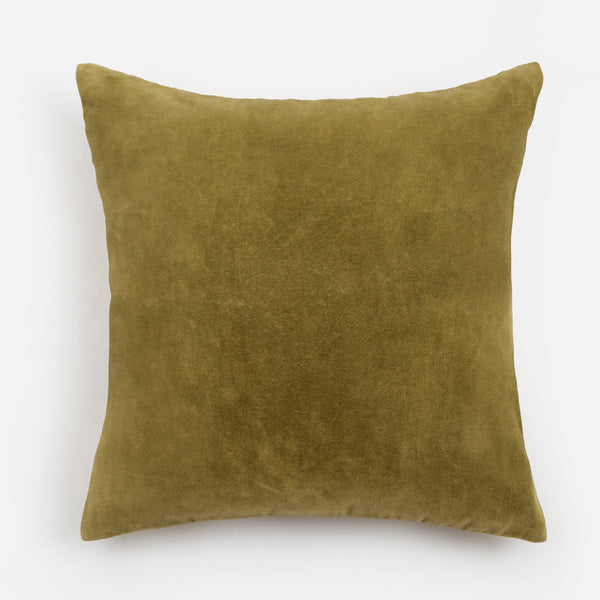 Capa de almofada decorativa no tamanho 50x50 cm na cor verde confeccionada em veludo premium de toque extremamente macio com fechamento em zíper invisível, perfeito para valorizar poltronas ou camas com uma proposta de design têxtil autêntico e refinado.