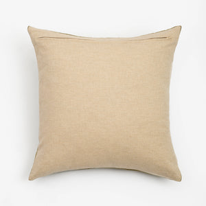 Capa de almofada decorativa no tamanho 50x50 cm na cor verde confeccionada em veludo premium de toque extremamente macio com fechamento em zíper invisível, ideal para complementar jogos de cama ou sofás, aliando conforto ergonômico e design moderno.