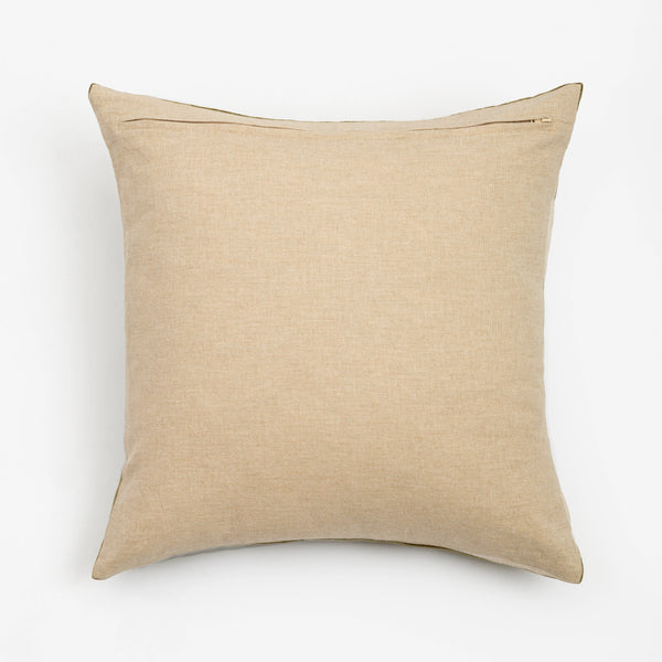 Capa de almofada decorativa no tamanho 50x50 cm na cor verde confeccionada em veludo premium de toque extremamente macio com fechamento em zíper invisível, ideal para complementar jogos de cama ou sofás, aliando conforto ergonômico e design moderno.