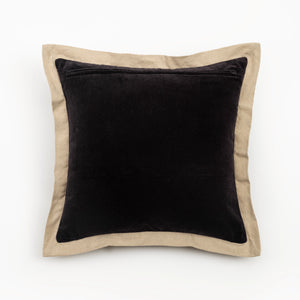 Capa de almofada decorativa no tamanho 50x50 cm na cor preta confeccionada em veludo premium de toque extremamente macio com fechamento em zíper invisível, proporciona excelente sustentação e maciez, transformando qualquer espaço em um refúgio acolhedor.