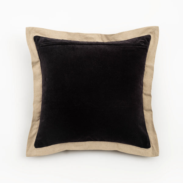 Capa de almofada decorativa no tamanho 50x50 cm na cor preta confeccionada em veludo premium de toque extremamente macio com fechamento em zíper invisível, proporciona excelente sustentação e maciez, transformando qualquer espaço em um refúgio acolhedor.