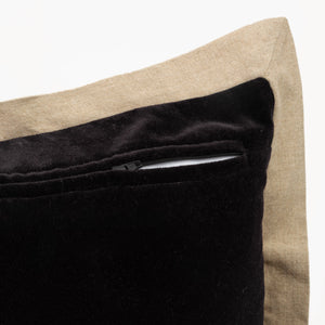 Capa de almofada decorativa no tamanho 50x50 cm na cor preta confeccionada em veludo premium de toque extremamente macio com fechamento em zíper invisível, uma escolha versátil e charmosa para renovar o visual da casa com praticidade e bom gosto.