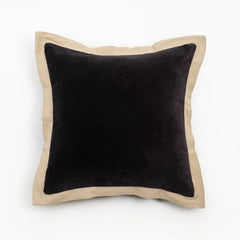 Capa de almofada decorativa no tamanho 50x50 cm na cor preta confeccionada em veludo premium de toque extremamente macio com fechamento em zíper invisível, ideal para complementar jogos de cama ou sofás, aliando conforto ergonômico e design moderno.