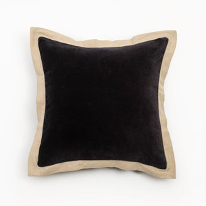 Capa de almofada decorativa no tamanho 50x50 cm na cor preta confeccionada em veludo premium de toque extremamente macio com fechamento em zíper invisível, ideal para complementar jogos de cama ou sofás, aliando conforto ergonômico e design moderno.