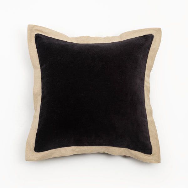 Capa de almofada decorativa no tamanho 50x50 cm na cor preta confeccionada em veludo premium de toque extremamente macio com fechamento em zíper invisível, ideal para complementar jogos de cama ou sofás, aliando conforto ergonômico e design moderno.