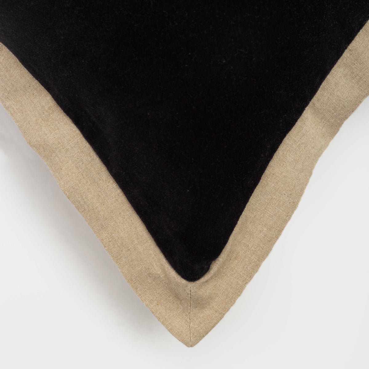 Capa de Almofada em Veludo de Algodão Preto 50X50 - Clocasa | Além do Conforto