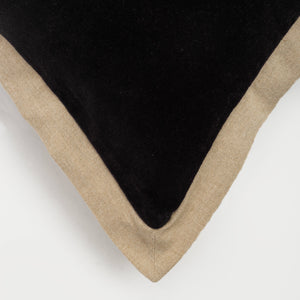 Capa de almofada decorativa no tamanho 50x50 cm na cor preta confeccionada em veludo premium de toque extremamente macio com fechamento em zíper invisível, perfeito para criar composições personalizadas e adicionar um toque de sofisticação ao ambiente.