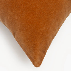 Capa de almofada decorativa no tamanho 50x50 cm na cor terracota confeccionada em veludo premium de toque extremamente macio com fechamento em zíper invisível, perfeito para valorizar poltronas ou camas com uma proposta de design têxtil autêntico e refinado.
