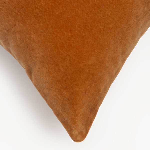 Capa de almofada decorativa no tamanho 50x50 cm na cor terracota confeccionada em veludo premium de toque extremamente macio com fechamento em zíper invisível, perfeito para valorizar poltronas ou camas com uma proposta de design têxtil autêntico e refinado.