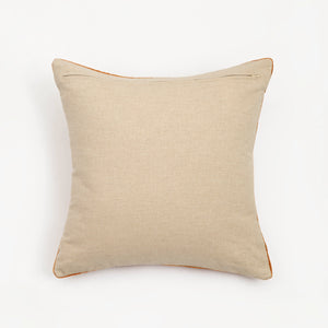 Capa de almofada decorativa no tamanho 50x50 cm na cor terracota confeccionada em veludo premium de toque extremamente macio com fechamento em zíper invisível, essencial para trazer aconchego e renovar a decoração de salas ou quartos com elegância.