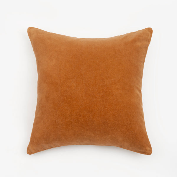 Capa de almofada decorativa no tamanho 50x50 cm na cor terracota confeccionada em veludo premium de toque extremamente macio com fechamento em zíper invisível, sinônimo de bem-estar e conforto térmico, ideal para momentos de descanso e relaxamento no lar.