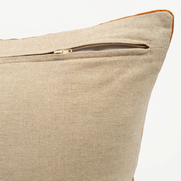 Capa de almofada decorativa no tamanho 50x50 cm na cor terracota confeccionada em veludo premium de toque extremamente macio com fechamento em zíper invisível, ideal para complementar jogos de cama ou sofás, aliando conforto ergonômico e design moderno.