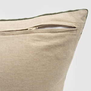 Capa de almofada decorativa no tamanho 50x50 cm na cor verde confeccionada em veludo premium de toque extremamente macio com fechamento em zíper invisível, essencial para trazer aconchego e renovar a decoração de salas ou quartos com elegância.