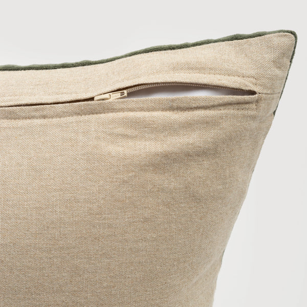 Capa de almofada decorativa no tamanho 50x50 cm na cor verde confeccionada em veludo premium de toque extremamente macio com fechamento em zíper invisível, essencial para trazer aconchego e renovar a decoração de salas ou quartos com elegância.