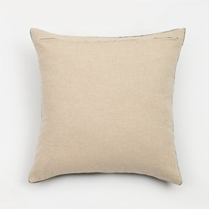 Capa de almofada decorativa no tamanho 50x50 cm na cor verde confeccionada em veludo premium de toque extremamente macio com fechamento em zíper invisível, traz um equilíbrio visual aconchegante que harmoniza facilmente com diferentes estilos de decoração.