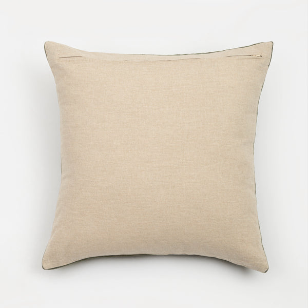 Capa de almofada decorativa no tamanho 50x50 cm na cor verde confeccionada em veludo premium de toque extremamente macio com fechamento em zíper invisível, traz um equilíbrio visual aconchegante que harmoniza facilmente com diferentes estilos de decoração.