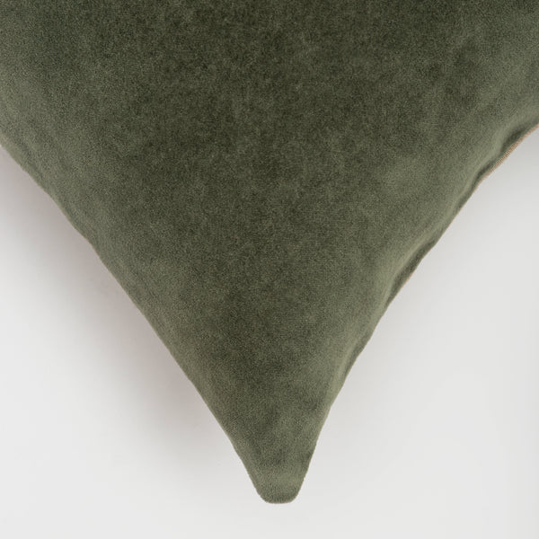 Capa de almofada decorativa no tamanho 50x50 cm na cor verde confeccionada em veludo premium de toque extremamente macio com fechamento em zíper invisível, sinônimo de bem-estar e conforto térmico, ideal para momentos de descanso e relaxamento no lar.