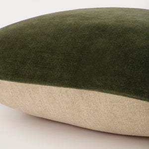 Capa de almofada decorativa no tamanho 50x50 cm na cor verde confeccionada em veludo premium de toque extremamente macio com fechamento em zíper invisível, perfeito para valorizar poltronas ou camas com uma proposta de design têxtil autêntico e refinado.