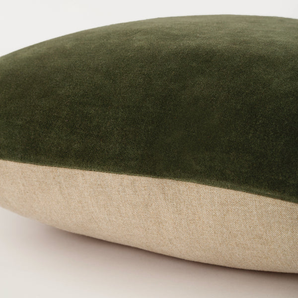 Capa de almofada decorativa no tamanho 50x50 cm na cor verde confeccionada em veludo premium de toque extremamente macio com fechamento em zíper invisível, perfeito para valorizar poltronas ou camas com uma proposta de design têxtil autêntico e refinado.