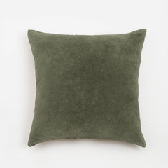 Capa de almofada decorativa no tamanho 50x50 cm na cor verde confeccionada em veludo premium de toque extremamente macio com fechamento em zíper invisível, combina textura agradável e acabamento impecável para enriquecer a estética do seu mobiliário.