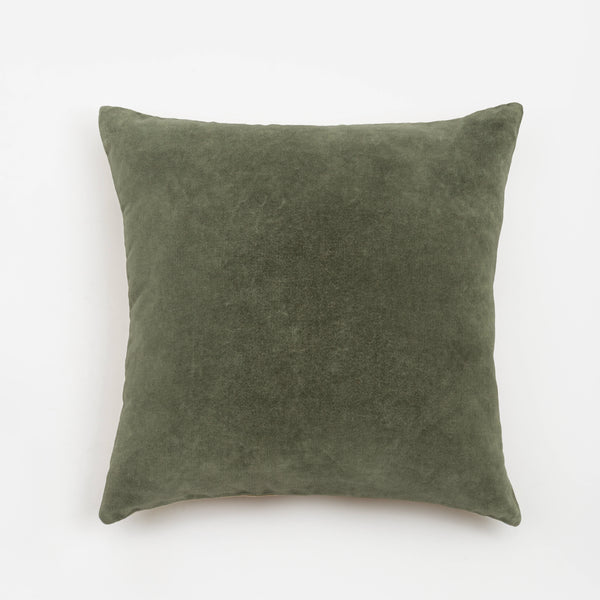 Capa de almofada decorativa no tamanho 50x50 cm na cor verde confeccionada em veludo premium de toque extremamente macio com fechamento em zíper invisível, combina textura agradável e acabamento impecável para enriquecer a estética do seu mobiliário.