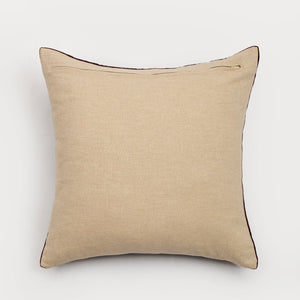 Capa de almofada decorativa no tamanho 50x50 cm confeccionada em veludo premium de toque extremamente macio com fechamento em zíper invisível, uma escolha versátil e charmosa para renovar o visual da casa com praticidade e bom gosto.