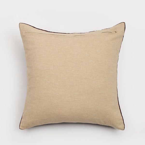 Capa de almofada decorativa no tamanho 50x50 cm confeccionada em veludo premium de toque extremamente macio com fechamento em zíper invisível, uma escolha versátil e charmosa para renovar o visual da casa com praticidade e bom gosto.
