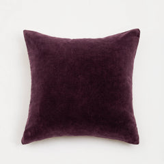 Capa de almofada decorativa no tamanho 50x50 cm confeccionada em veludo premium de toque extremamente macio com fechamento em zíper invisível, ideal para complementar jogos de cama ou sofás, aliando conforto ergonômico e design moderno.