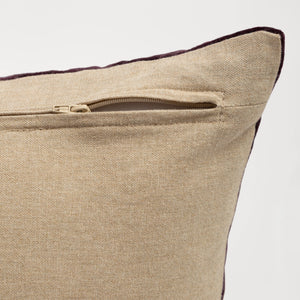 Capa de almofada decorativa no tamanho 50x50 cm confeccionada em veludo premium de toque extremamente macio com fechamento em zíper invisível, combina textura agradável e acabamento impecável para enriquecer a estética do seu mobiliário.