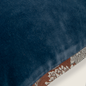 Capa de almofada decorativa no tamanho 45x45 cm na cor azul confeccionada em veludo premium de toque extremamente macio com fechamento em zíper invisível, ideal para complementar jogos de cama ou sofás, aliando conforto ergonômico e design moderno.