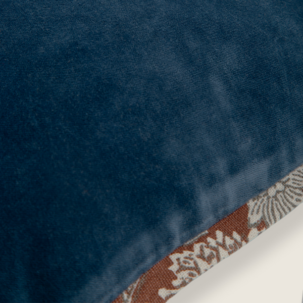 Capa de almofada decorativa no tamanho 45x45 cm na cor azul confeccionada em veludo premium de toque extremamente macio com fechamento em zíper invisível, ideal para complementar jogos de cama ou sofás, aliando conforto ergonômico e design moderno.