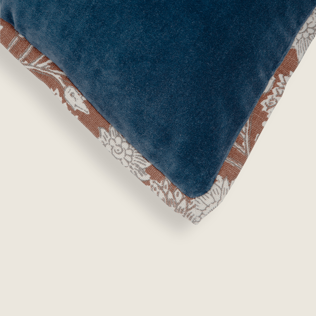 Capa de Almofada em Veludo e Detalhe Floral Block Print 45x45 - Clocasa | Além do Conforto