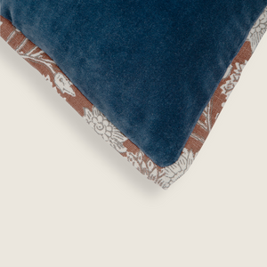 Capa de almofada decorativa no tamanho 45x45 cm na cor azul confeccionada em veludo premium de toque extremamente macio com fechamento em zíper invisível, essencial para trazer aconchego e renovar a decoração de salas ou quartos com elegância.