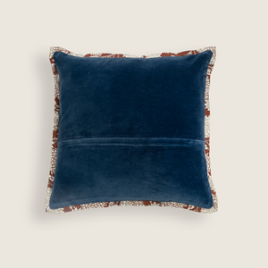 Capa de almofada decorativa no tamanho 45x45 cm na cor azul confeccionada em veludo premium de toque extremamente macio com fechamento em zíper invisível, traz um equilíbrio visual aconchegante que harmoniza facilmente com diferentes estilos de decoração.