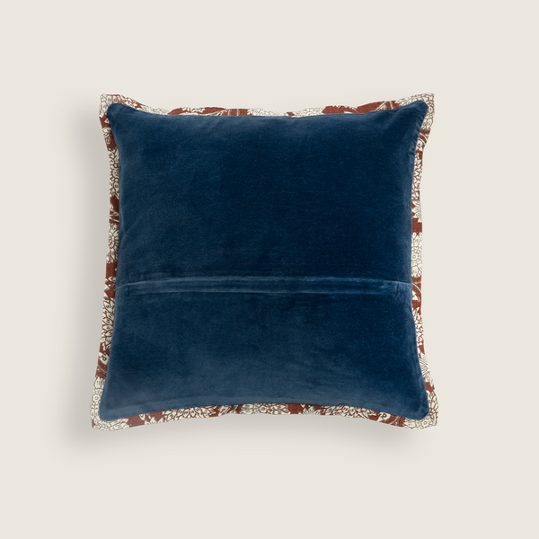Capa de almofada decorativa no tamanho 45x45 cm na cor azul confeccionada em veludo premium de toque extremamente macio com fechamento em zíper invisível, traz um equilíbrio visual aconchegante que harmoniza facilmente com diferentes estilos de decoração.