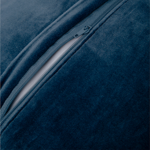 Capa de almofada decorativa no tamanho 45x45 cm na cor azul confeccionada em veludo premium de toque extremamente macio com fechamento em zíper invisível, perfeito para criar composições personalizadas e adicionar um toque de sofisticação ao ambiente.