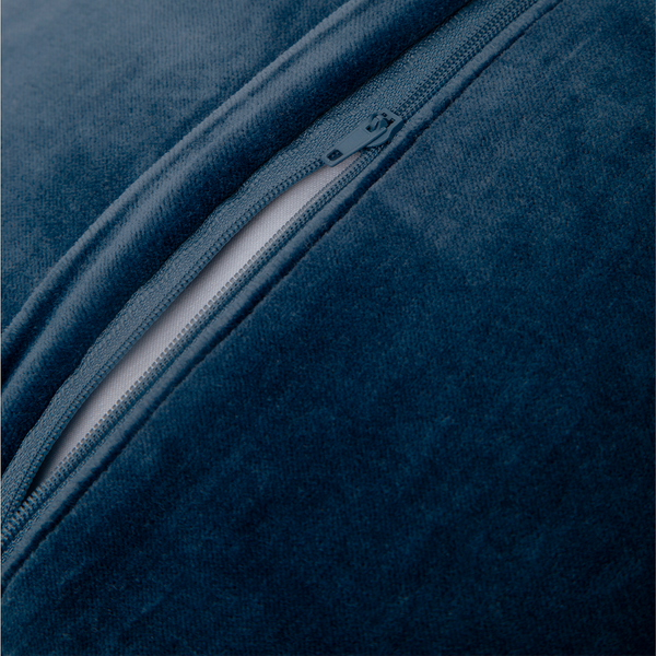 Capa de almofada decorativa no tamanho 45x45 cm na cor azul confeccionada em veludo premium de toque extremamente macio com fechamento em zíper invisível, perfeito para criar composições personalizadas e adicionar um toque de sofisticação ao ambiente.