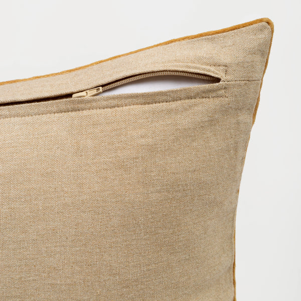 Capa de almofada decorativa no tamanho 50x50 cm na cor mostarda confeccionada em veludo premium de toque extremamente macio com fechamento em zíper invisível, sinônimo de bem-estar e conforto térmico, ideal para momentos de descanso e relaxamento no lar.