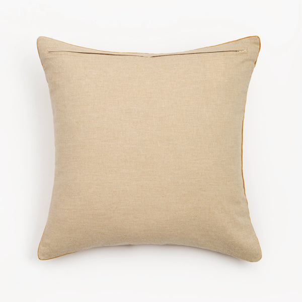 Capa de almofada decorativa no tamanho 50x50 cm na cor mostarda confeccionada em veludo premium de toque extremamente macio com fechamento em zíper invisível, combina textura agradável e acabamento impecável para enriquecer a estética do seu mobiliário.