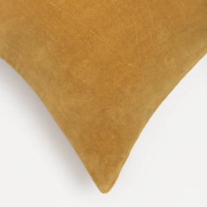 Capa de almofada decorativa no tamanho 50x50 cm na cor mostarda confeccionada em veludo premium de toque extremamente macio com fechamento em zíper invisível, proporciona excelente sustentação e maciez, transformando qualquer espaço em um refúgio acolhedor.
