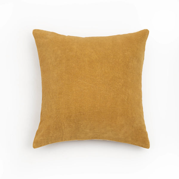 Capa de almofada decorativa no tamanho 50x50 cm na cor mostarda confeccionada em veludo premium de toque extremamente macio com fechamento em zíper invisível, perfeito para criar composições personalizadas e adicionar um toque de sofisticação ao ambiente.