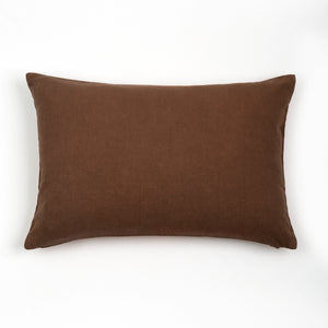 Capa de almofada decorativa no tamanho 40x60 cm na cor branca confeccionada em algodão com texturas bordadas em alto relevo tufting com fechamento em zíper invisível, sinônimo de bem-estar e conforto térmico, ideal para momentos de descanso e relaxamento no lar.