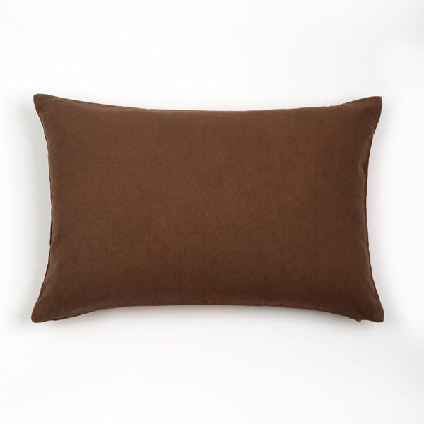 Capa de almofada decorativa no tamanho 40x60 cm na cor branca confeccionada em algodão com texturas bordadas em alto relevo tufting com fechamento em zíper invisível, sinônimo de bem-estar e conforto térmico, ideal para momentos de descanso e relaxamento no lar.